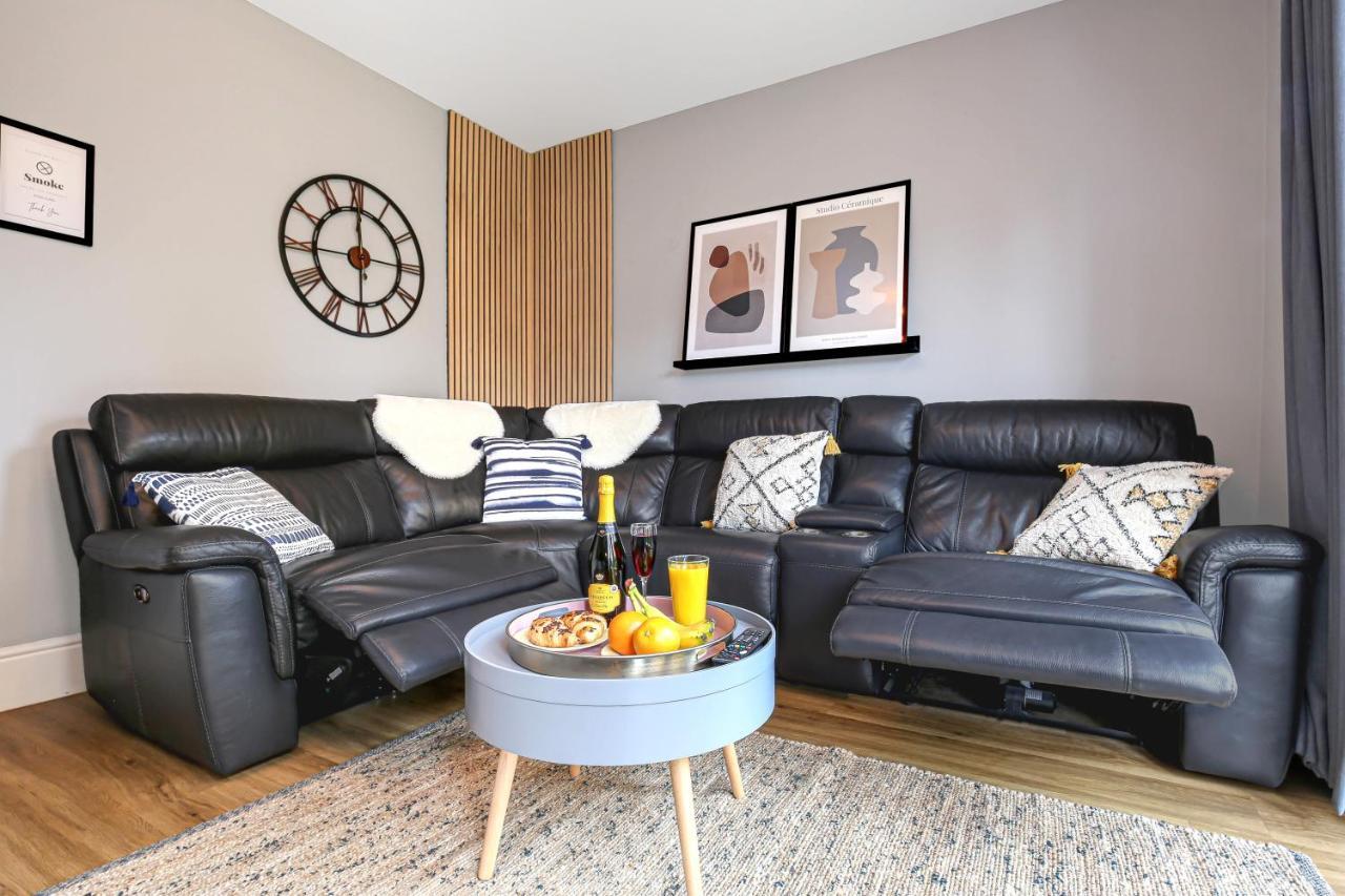 Luxury 4 Bedroom House - Close To M1 - Free Parking, Fast Wifi, Smarttv With Netflix By Yoko Property Мілтон-Кінз Екстер'єр фото